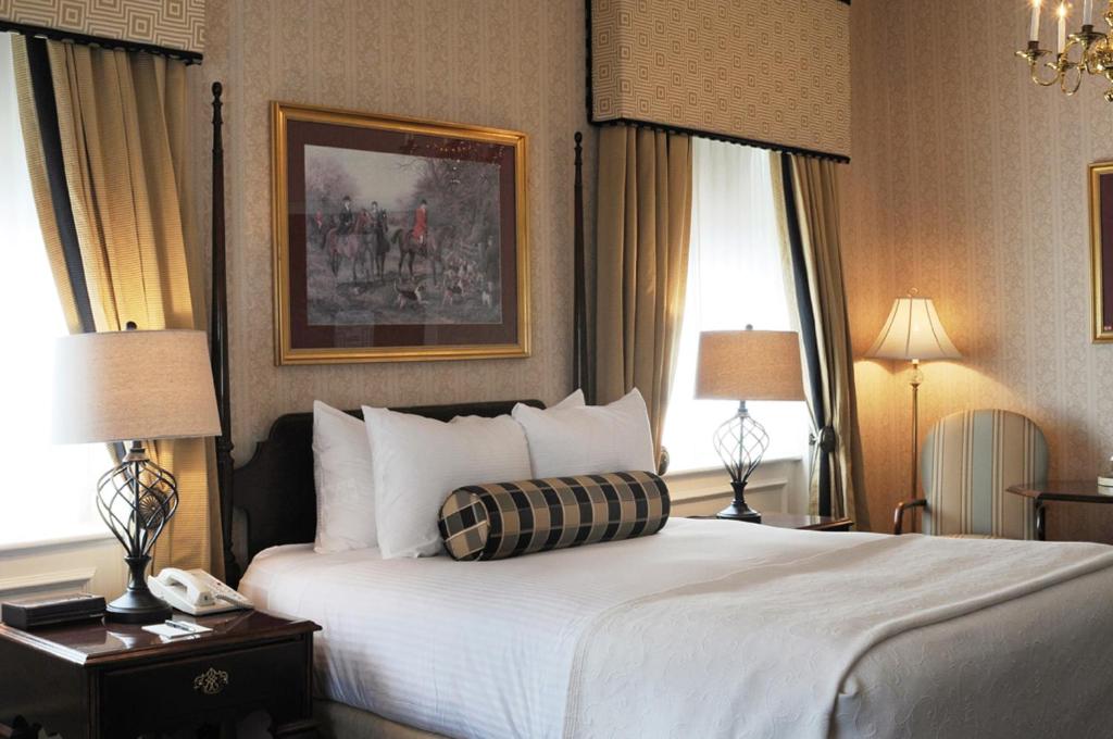 Postel nebo postele na pokoji v ubytování Molly Pitcher Inn