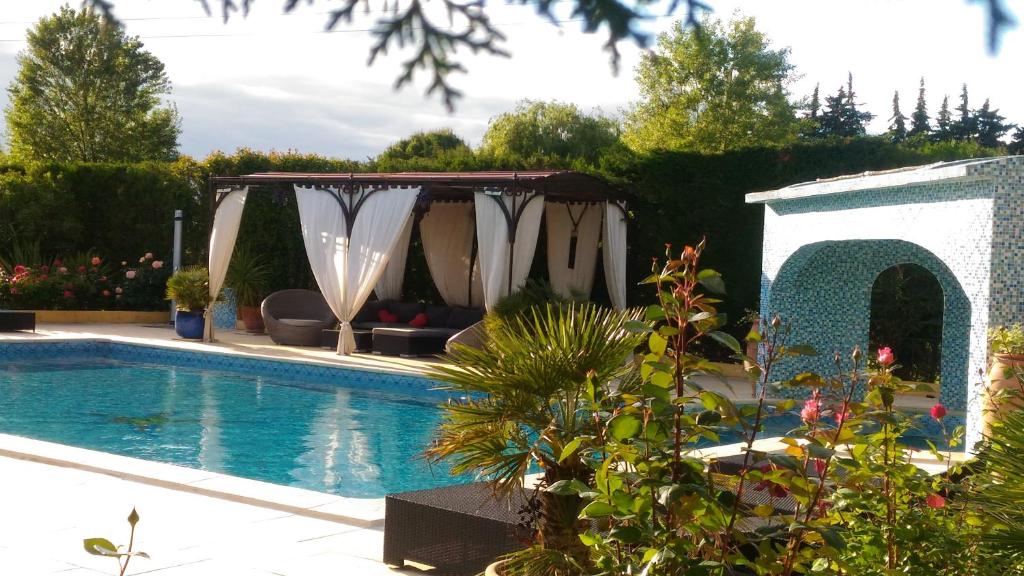 Bazén v ubytování Gîtes maisons de vacances Domaine la Chamade Carpentras nebo v jeho okolí