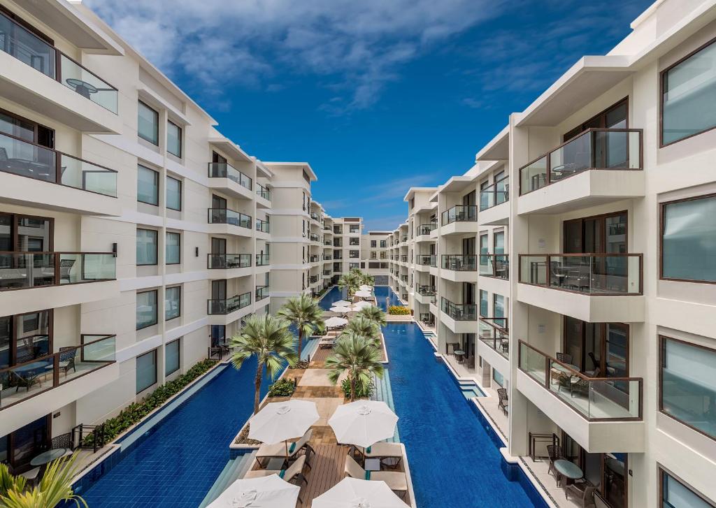 eine Luftansicht eines Apartmenthauses mit Sonnenschirmen in der Unterkunft Henann Prime Beach Resort in Boracay