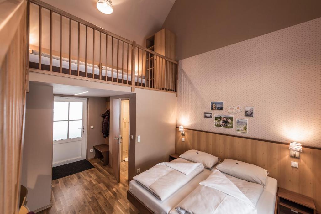 Ein Bett oder Betten in einem Zimmer der Unterkunft JUFA Hotel Grundlsee