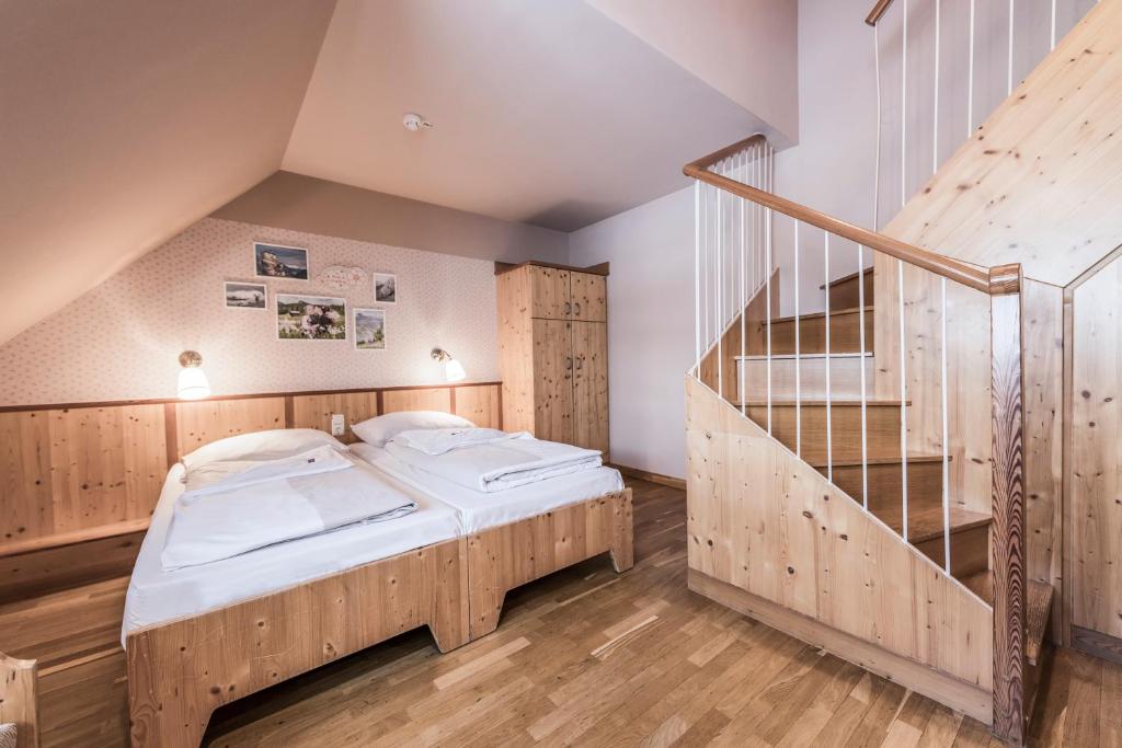 Ein Bett oder Betten in einem Zimmer der Unterkunft JUFA Hotel Grundlsee