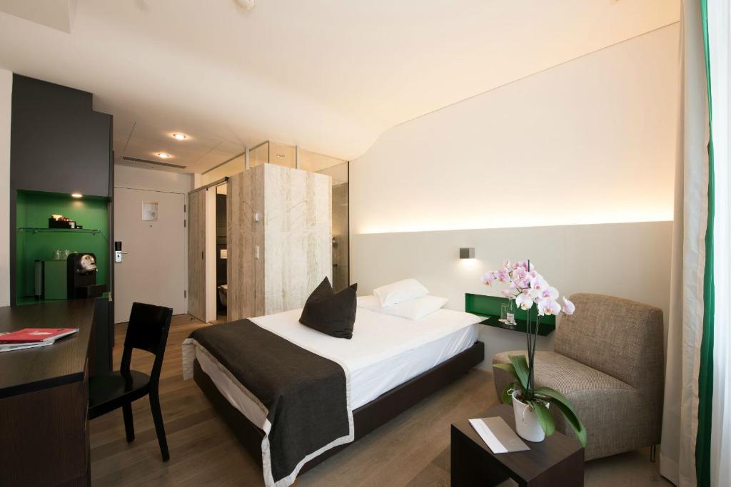 Postel nebo postele na pokoji v ubytování Hotel Glockenhof Zürich