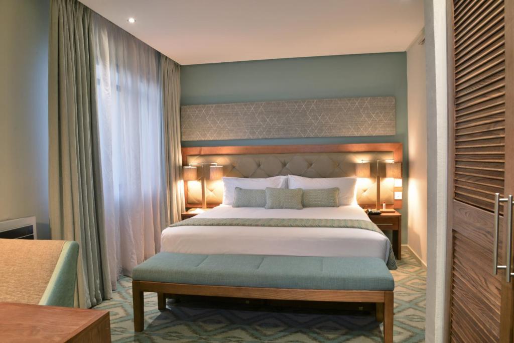 Postel nebo postele na pokoji v ubytování Cresta Maun Hotel