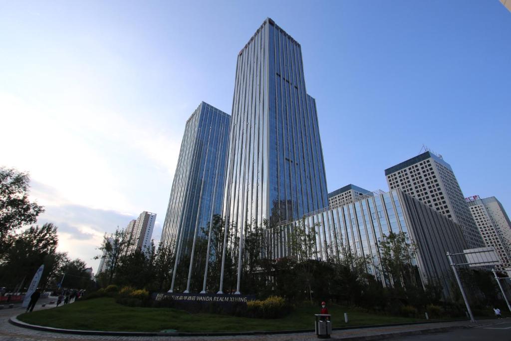um grupo de edifícios altos em uma cidade em Wanda Vista Xining em Xining