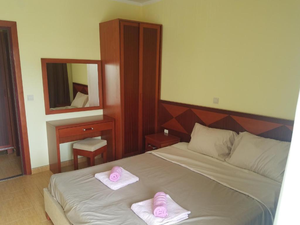 En eller flere senge i et værelse på Villa Swan