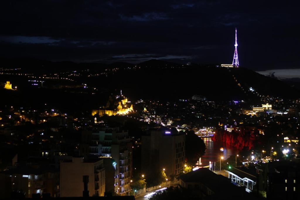 Nespecifikovaný výhled na hory nebo výhled na hory při pohledu z hotelu