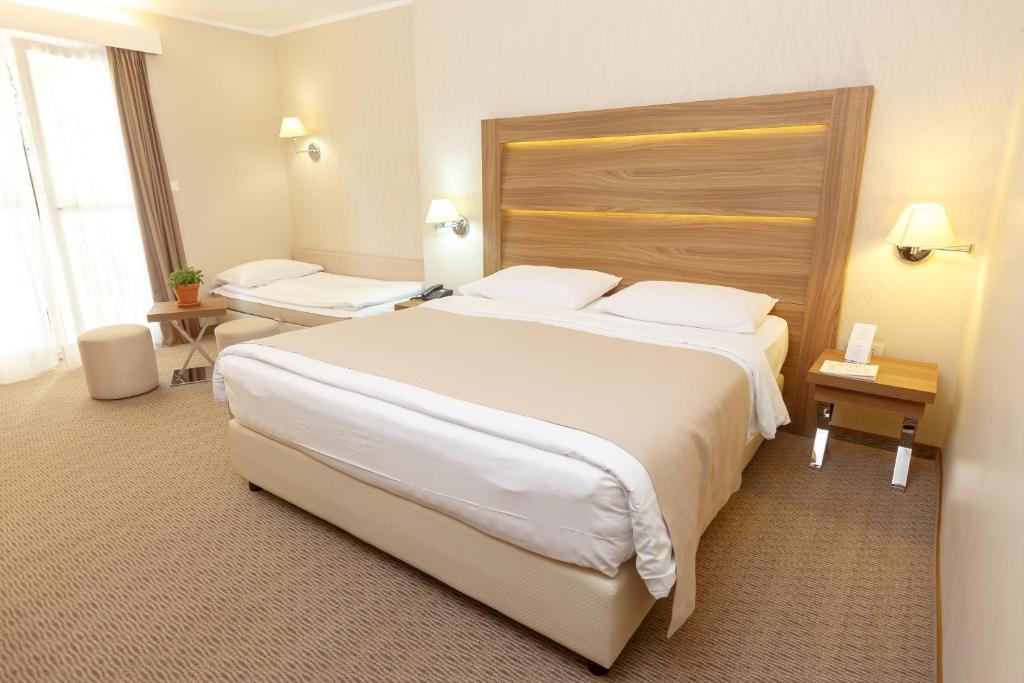Postel nebo postele na pokoji v ubytování Wellness Hotel Apollo – Terme & Wellness LifeClass