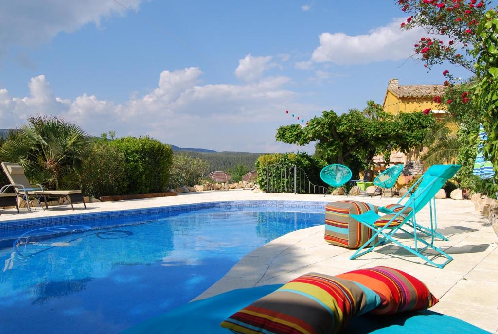 une piscine avec 2 chaises longues et une piscine dans l'établissement Arianel.la B&B Penedes, à Torrellas de Foix