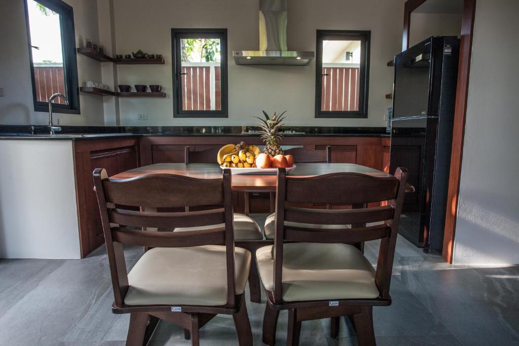 Fotografie z fotogalerie ubytování Baan Pinya Cosy One Bedroom Executive Bungalow v destinaci pláž