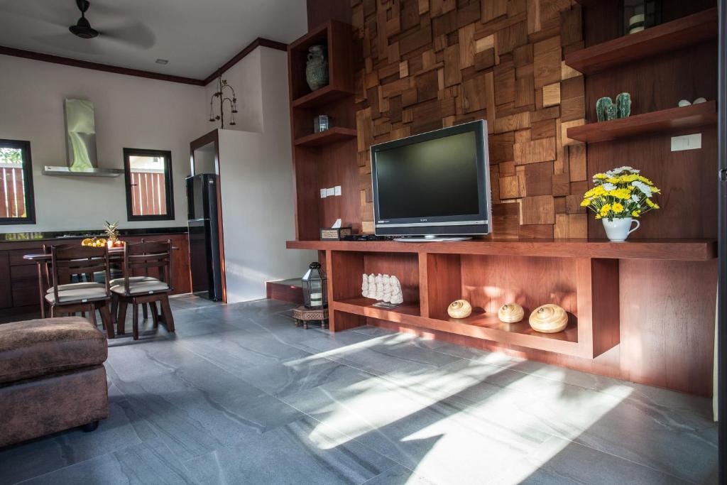 TV a/nebo společenská místnost v ubytování Baan Pinya Cosy One Bedroom Executive Bungalow