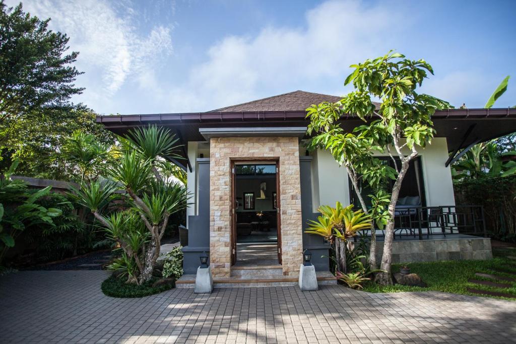 una casa con un sentiero che porta alla porta d'ingresso di Baan Pinya Cosy One Bedroom Executive Bungalow ad Aonang Beach
