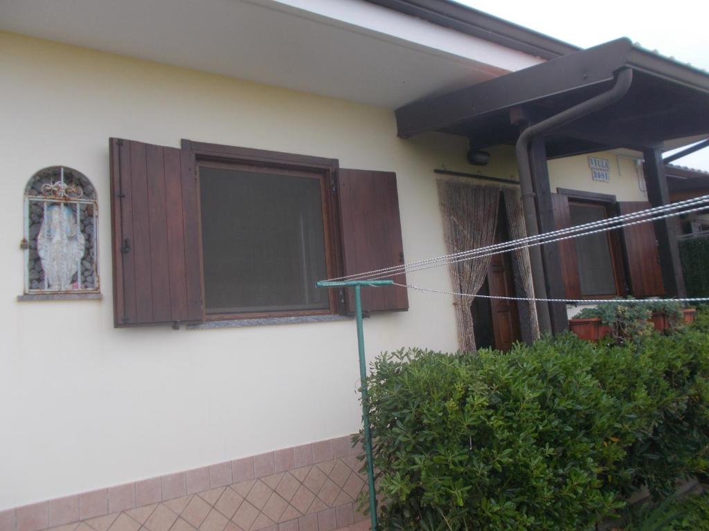 ein Haus mit Holztüren und einem Balkon in der Unterkunft Villa Rosi&Maria in Coccorino