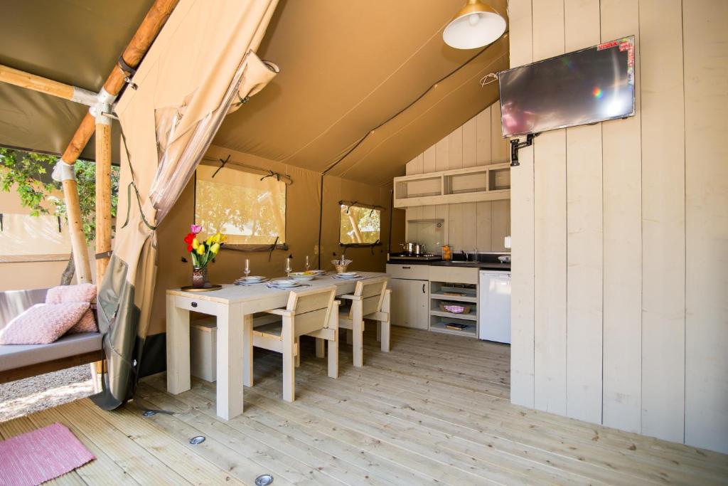 Kuchyňa alebo kuchynka v ubytovaní Glamping Beach Soline