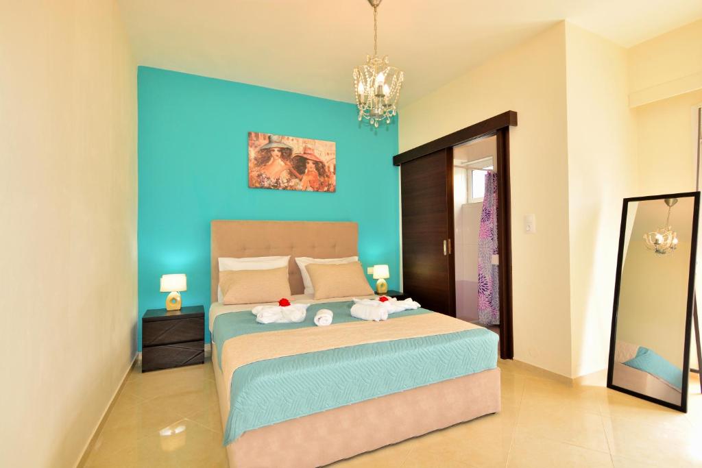Postel nebo postele na pokoji v ubytování Luxury Suites in Stavromenos