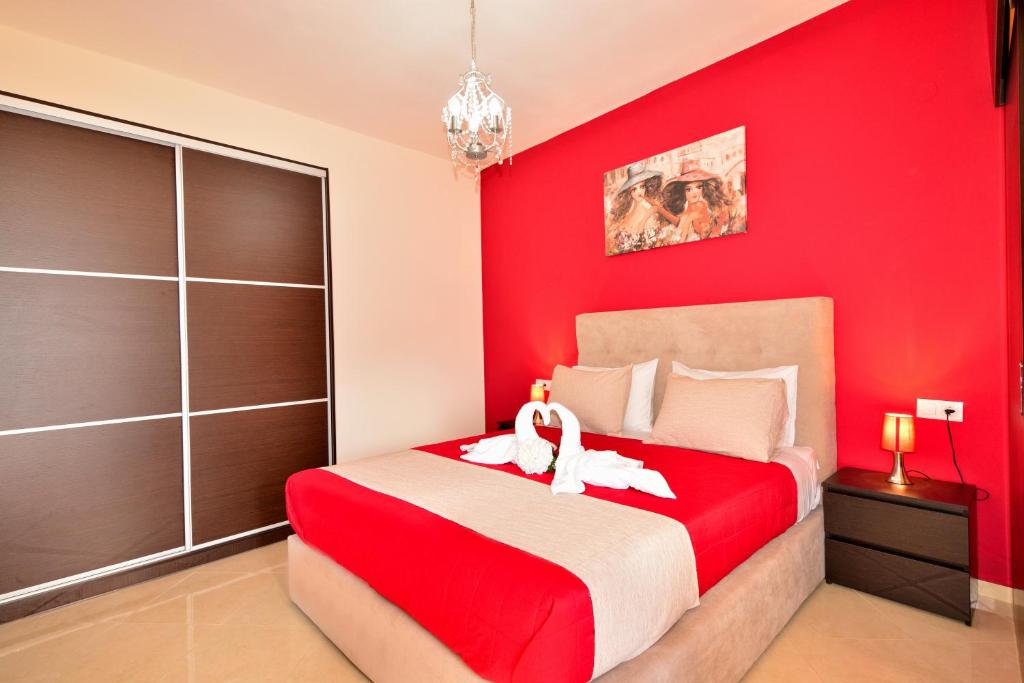 Postel nebo postele na pokoji v ubytování Luxury Suites in Stavromenos
