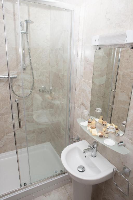 Ένα μπάνιο στο The Draper Rooms
