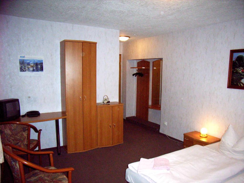 Postel nebo postele na pokoji v ubytování Gaststätte & Pension Jiedlitz