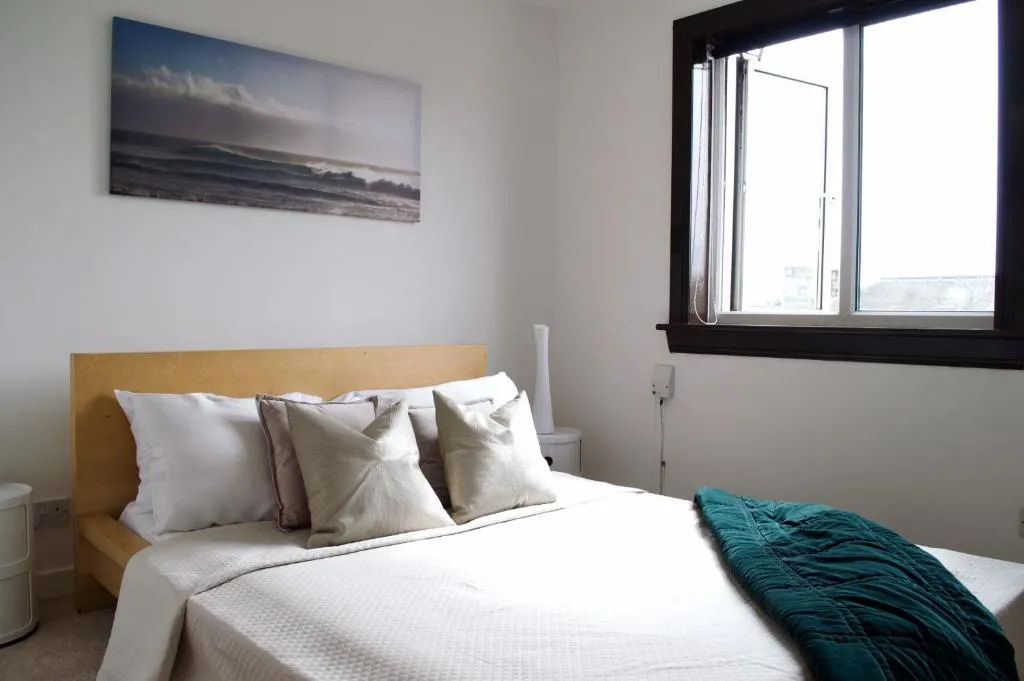 Bright Flat near Port of Leith with Free Parking, Sleeps 2, Edinburgh, United Kingdom