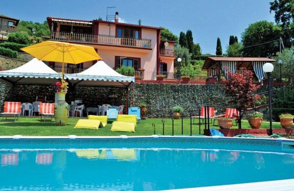 une maison avec une piscine en face d'une maison dans l'établissement La Cupoletta Holiday House -Magnolia, à Trevignano Romano