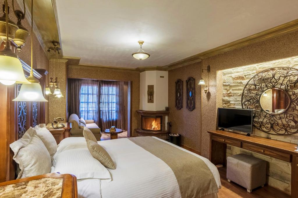 Postel nebo postele na pokoji v ubytování AROMA DRYOS SPA & ECO Hotel