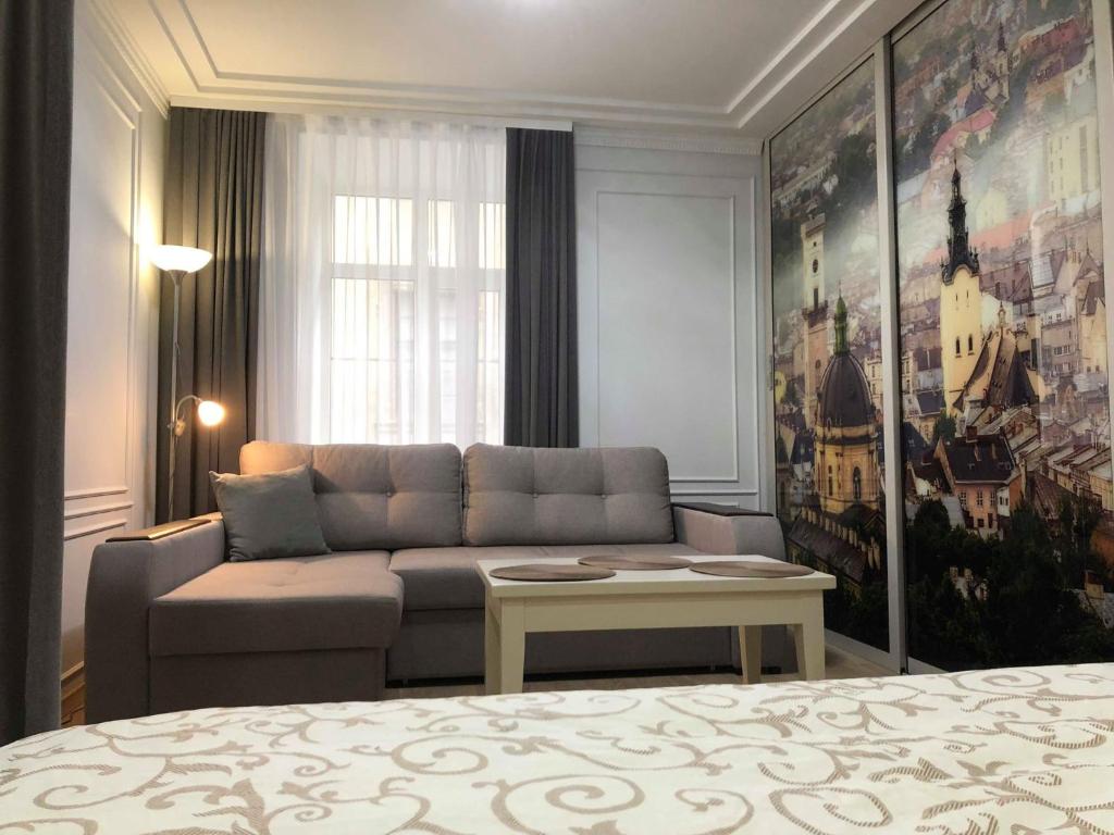 ein Wohnzimmer mit einem Sofa und einem Tisch in der Unterkunft LUX Apartment Ruska in Lwiw