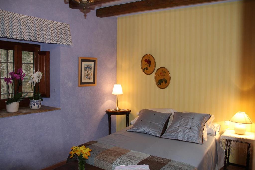 A bed or beds in a room at Mas Vilosa Bed and Breakfast