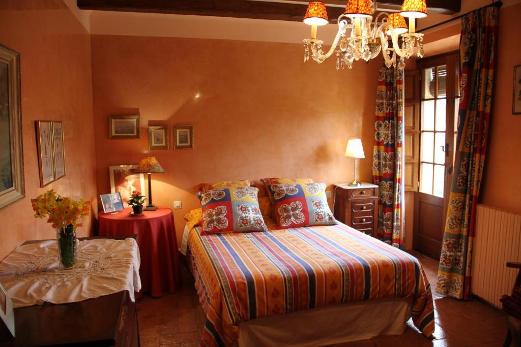 A bed or beds in a room at Mas Vilosa Bed and Breakfast