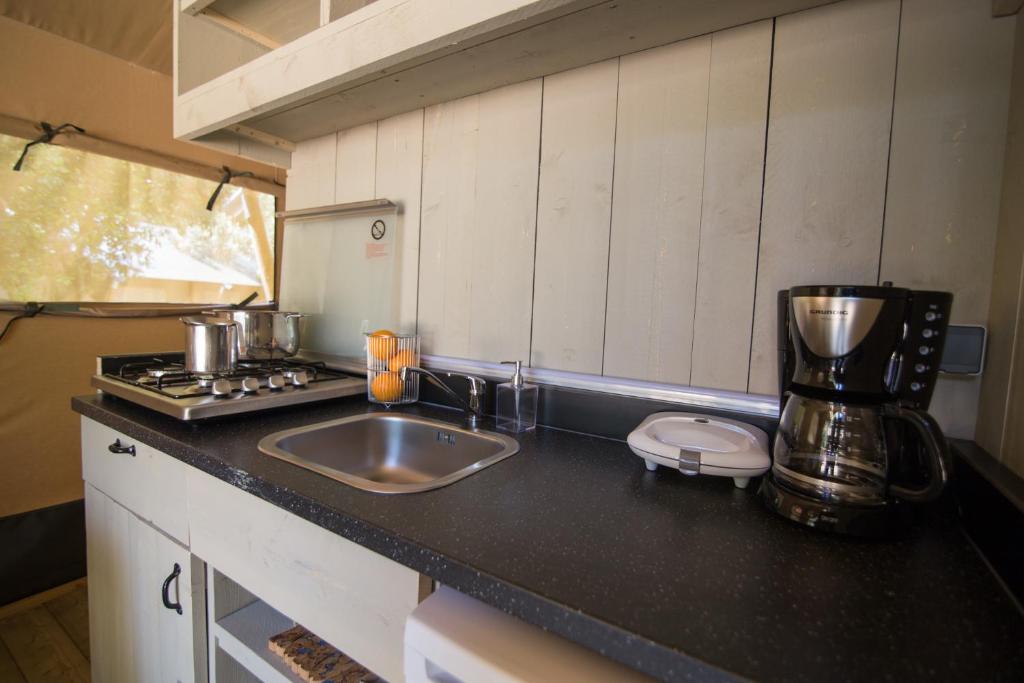 Kuchyňa alebo kuchynka v ubytovaní Glamping Beach Soline