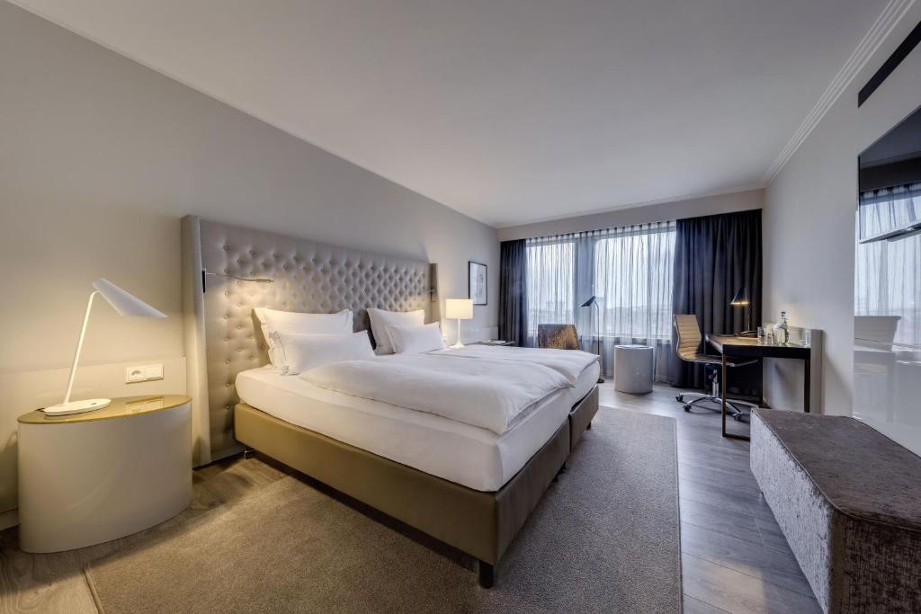 Säng eller sängar i ett rum på Clayton Hotel Düsseldorf City Centre