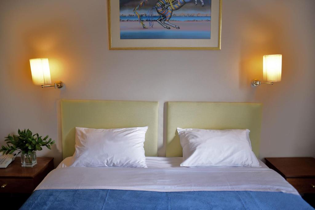 Postel nebo postele na pokoji v ubytování Karystion Hotel
