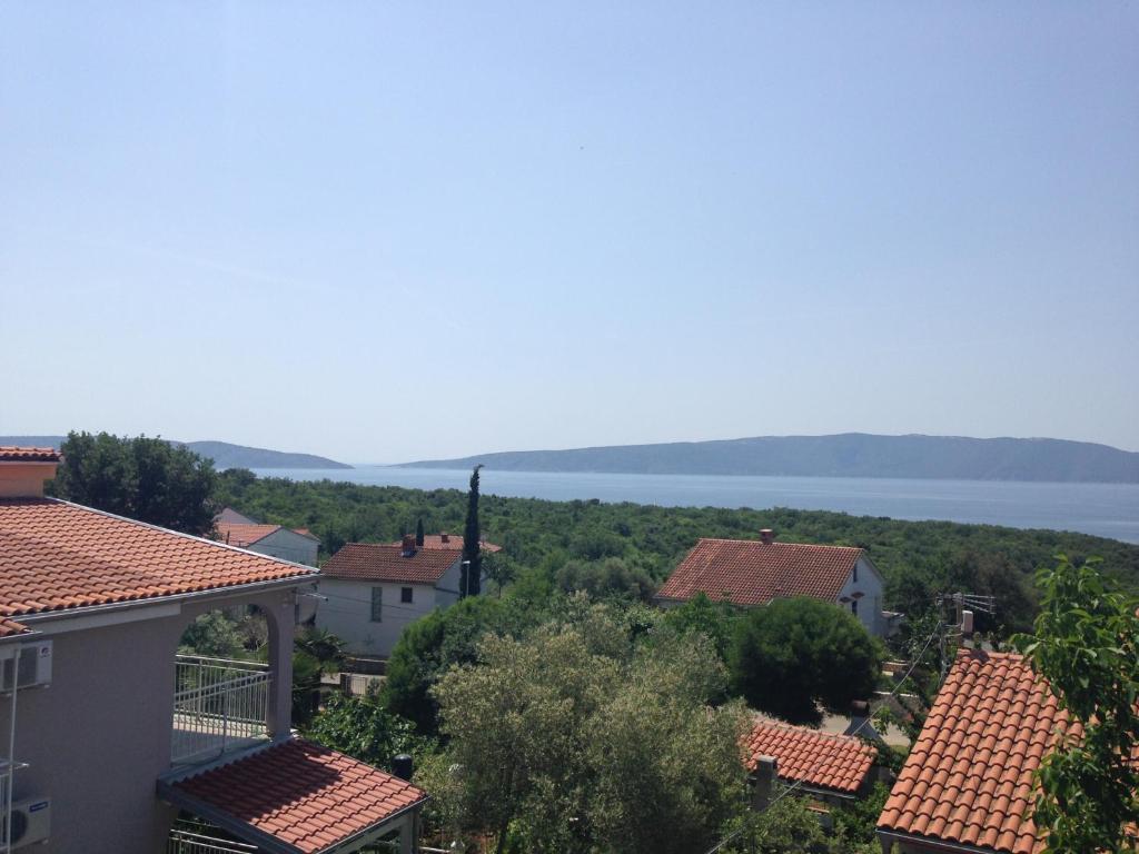 a view of the water from the roofs of houses at Apartments Jelusic in Pinezici