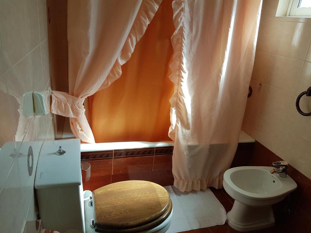 Ένα μπάνιο στο Villa "Eva" - Entire Beachfront Holiday Home - 4S