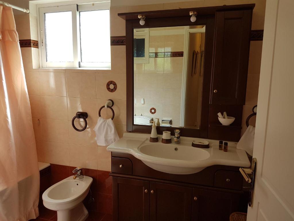 Ένα μπάνιο στο Villa "Eva" - Entire Beachfront Holiday Home - 4S