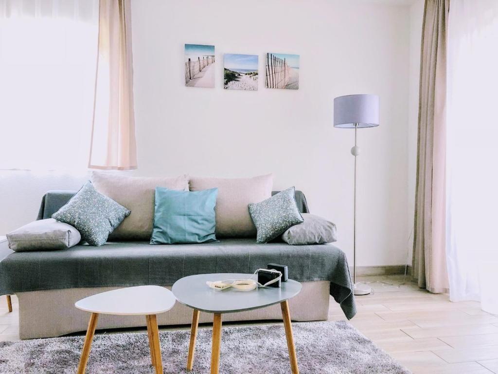 sala de estar con sofá y mesa en Apartments by Zec, en Kastav