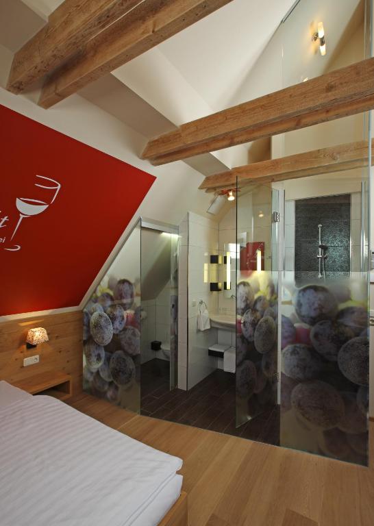 Postel nebo postele na pokoji v ubytování Weingut Essgut Schlafgut Sabathihof-Dillinger