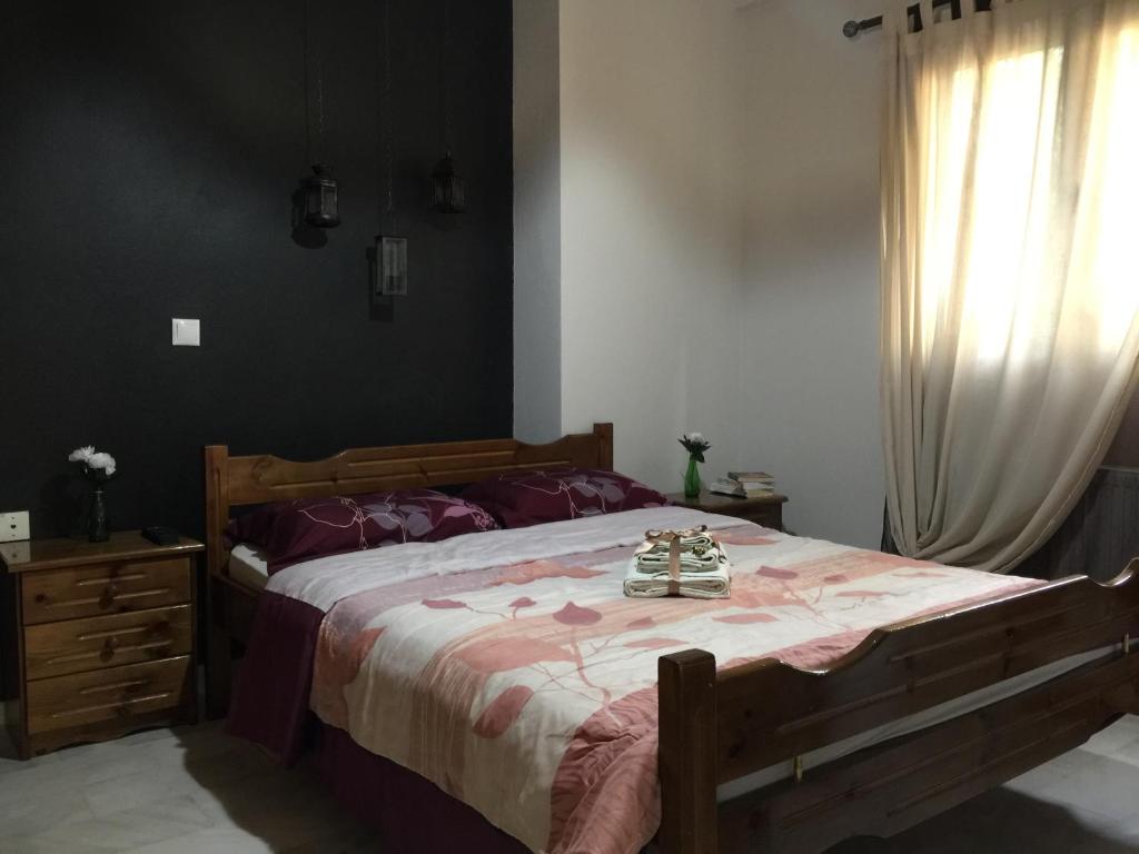 um quarto com uma cama, uma cómoda e uma janela em George Central Apartment em Pirgos