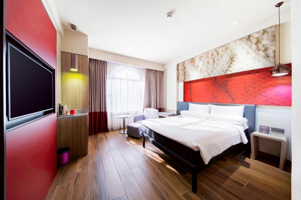 Uma cama ou camas num quarto em Ibis Melaka