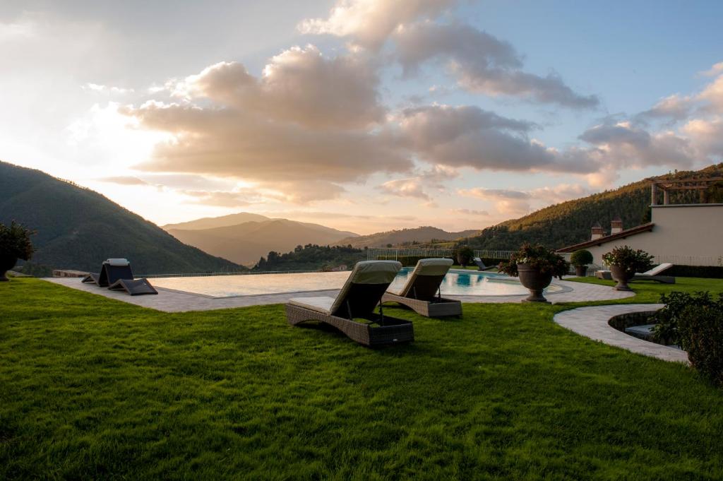 LondaにあるVilla Caiano - Luxury In Tuscanyの山の景色を望むプール付きの裏庭