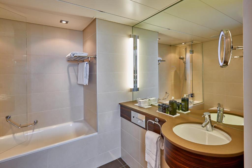 Uma casa de banho em H4 Hotel Solothurn