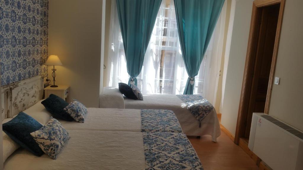 Łóżko lub łóżka w pokoju w obiekcie Hosteria Villa de Castro