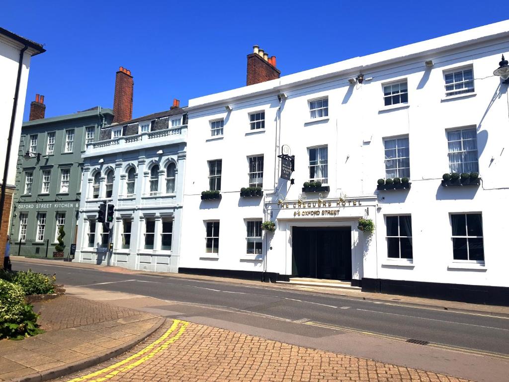 un edificio blanco al costado de una calle en The Chequers Hotel, en Newbury