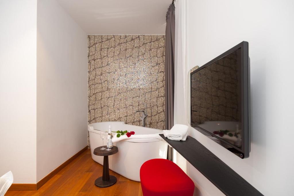 Alba Residence - King Room With Spa Bath