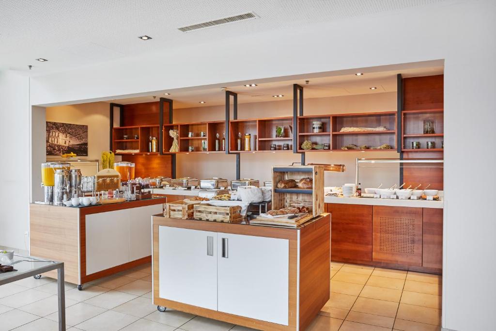 A cozinha ou kitchenette de H4 Hotel Solothurn