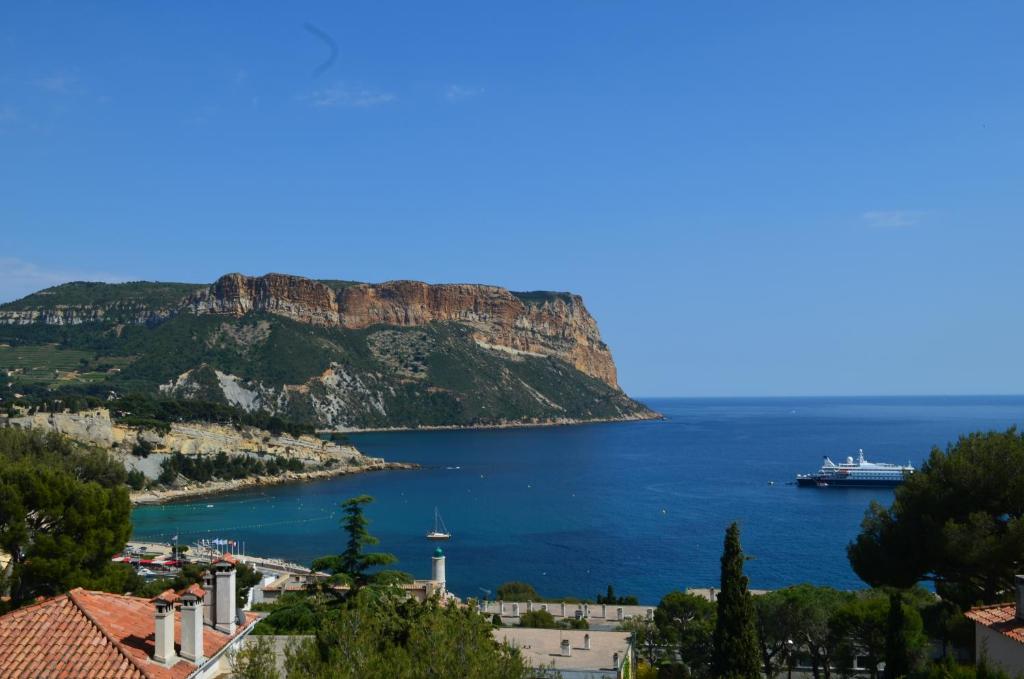 een uitzicht op de kust van Amalfi met een cruiseschip bij La douceur de Cassis in Cassis