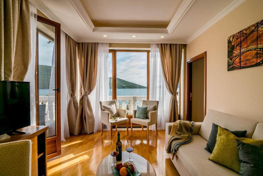 sala de estar con sofá y mesa en Hedera Residences - Kumbor, en Herceg-Novi