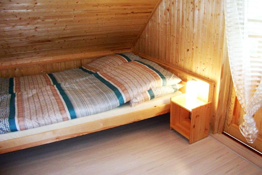 Postel nebo postele na pokoji v ubytování Sztil - Apartamenty i drewniane domki