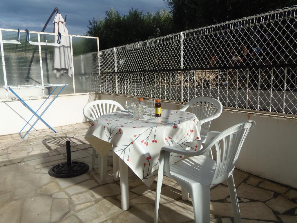 ニースにあるJoli studio calme avec terrasseのパティオ(白いテーブル、椅子付)