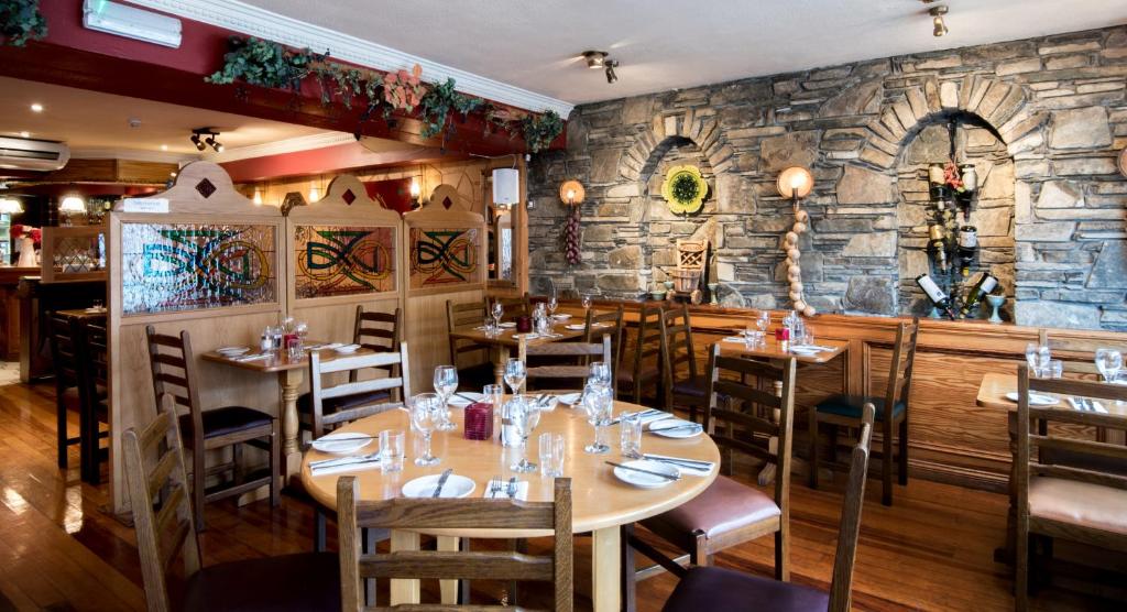 Un restaurante u otro lugar para comer en Failte Hotel