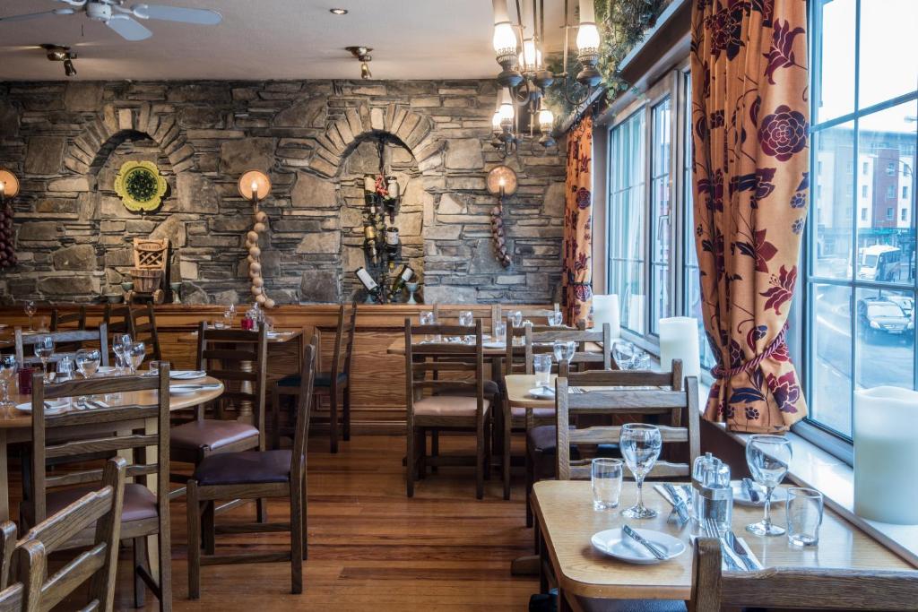 Un restaurante u otro lugar para comer en Failte Hotel