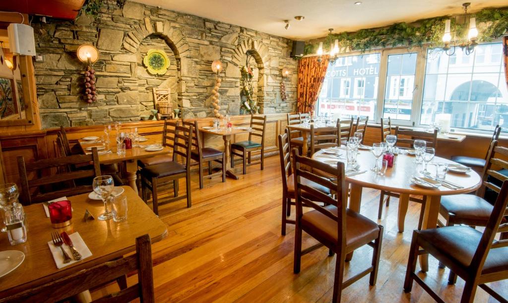 Un restaurante u otro lugar para comer en Failte Hotel